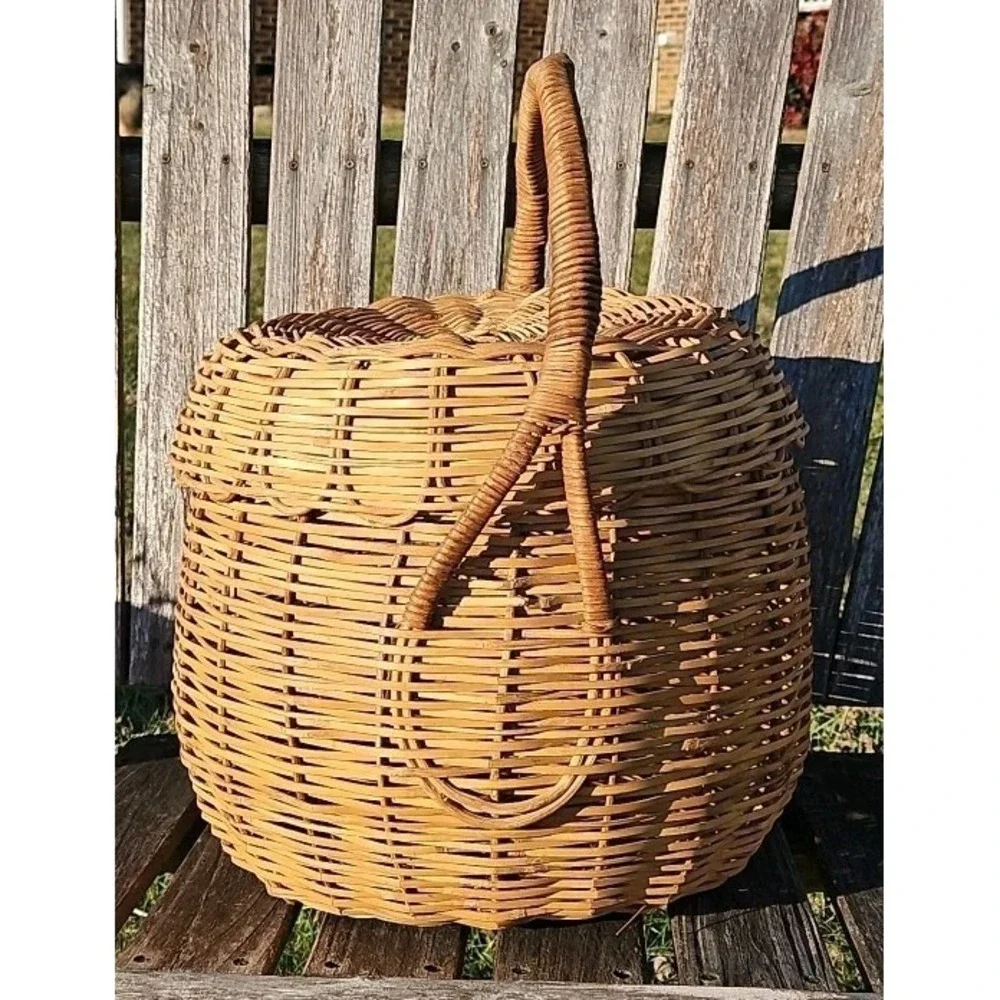 Vintage Wicker Basket Large Hand Woven With A Beautiful Scallped Edge‎ Lid